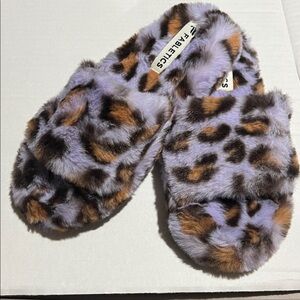 Brand new pair of fabletics slippers! No box or bag!
